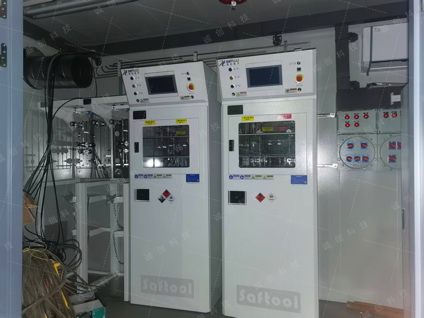 毒腐氣體的兩臺特氣柜 毒腐氣體的兩臺特氣柜